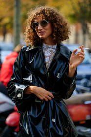 round shape sunglasses, sheer sunglasses, smoked sunglasses, white top, lace top, high collar top, high collar blouse, black vinyl jacket, black vinyl trenchcoat, PARIS, PFW, SPRING SUMMER 2020, SS 20, fashion week, frenchystyle, FW, jonathan paciullo, street style, vertical, atmosphere details, detail