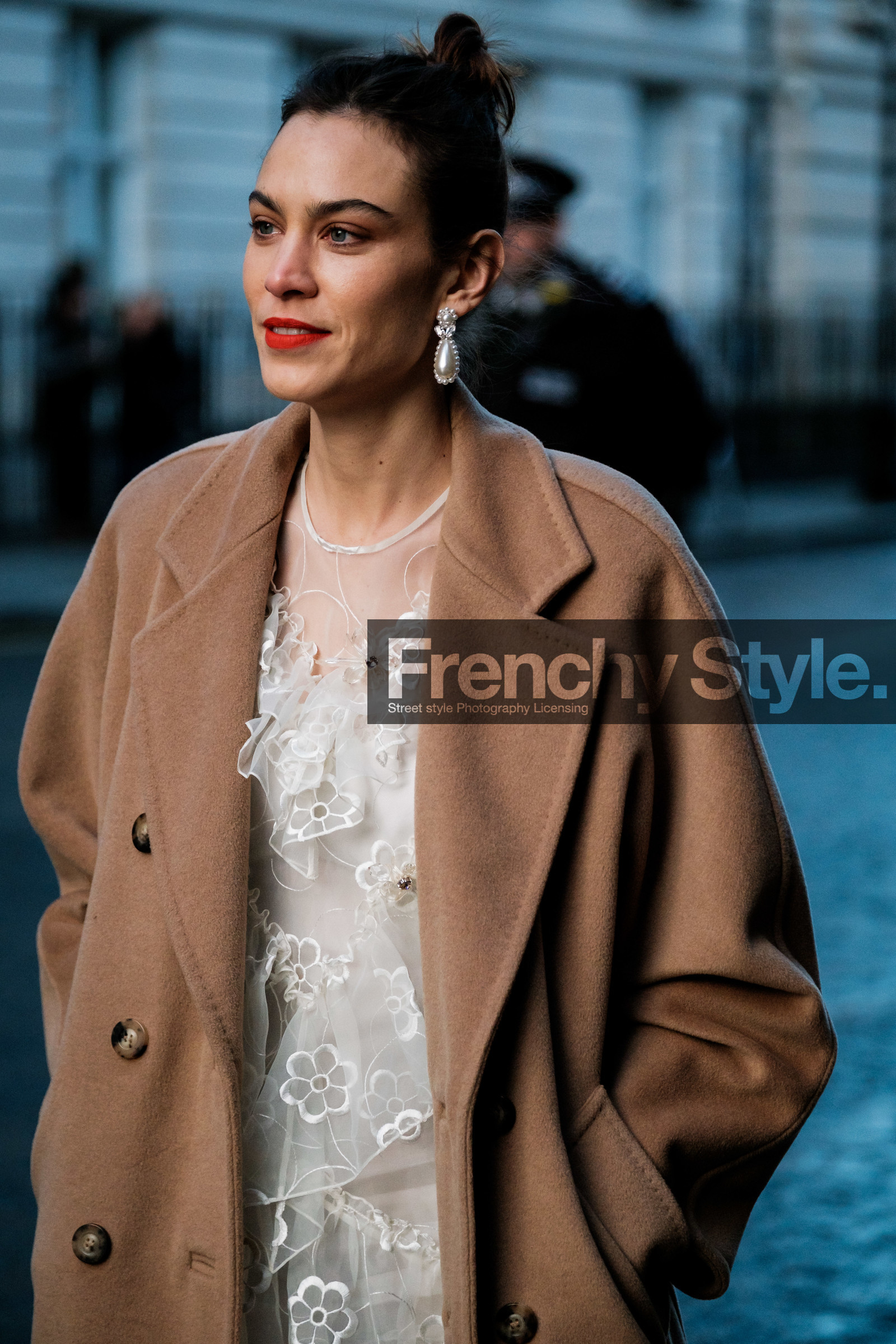 alexa chung, beige coat, white dress, floral embroidered dress, tulle dress, sheer dress, pearl earrings, dangling earrings, oversize dress, fashion week, frenchystyle, FW, jonathan paciullo, street style, LFW, LONDON, AUTUMN WINTER 2020-2021, FALL WINTER 2020-2021, FW 20-21, vertical, atmosphere details, detail