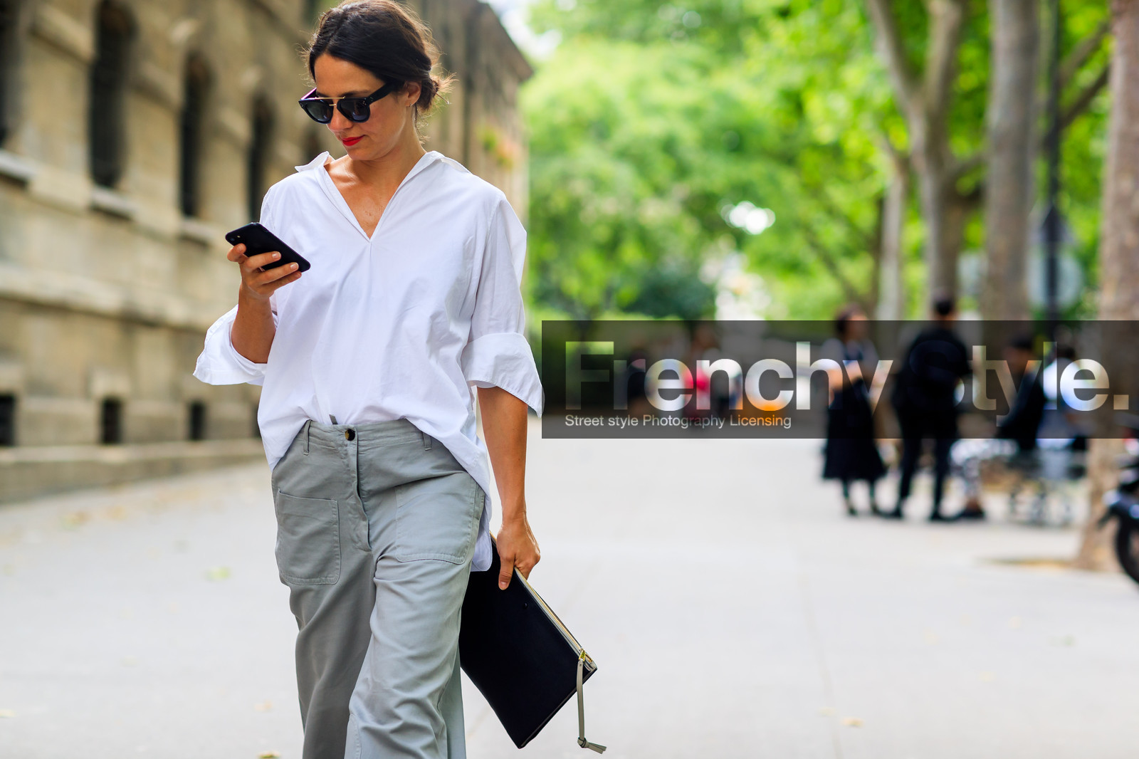 atmosphere details, black clutch, detail, fashion week, frenchystyle, FW, grey pants, horizontal, jonathan paciullo, leather bag, MENSWEAR, oversize, PARIS, PFW, SPRING SUMMER 2018, SS 18, street style, sunglasses, trousers, tucked in, white shirt, wide pants