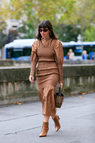 brown dress, brown leather boots, brown leather bag, camel leather boots, low boots, high heels boots, polish boots, long dress, long sleeves dress, pleated dress, smocked dress, plaited bag, plaited leather bag, straw bag, hand bag, PARIS, PFW, SPRING SUMMER 2020, SS 20, fashion week, frenchystyle, FW, jonathan paciullo, street style, vertical, full length