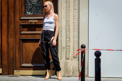 atmosphere details, blue denim, chains, denim pants, fashion week, frenchystyle, full length, FW, grey top, high heels, horizontal, jeans, jonathan paciullo, laser cut, leather shoes, MENSWEAR, PARIS, PFW, SPRING SUMMER 2018, SS 18, street style, sunglasses, transparent shoes, trousers