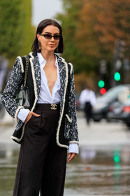 brittany xavier, chanel bag, chanel jacket, chanel earrings, chanel belt, chanel sunglasses, chanel total look, white shirt, low necked shirt, black jacket, white jacket, tweed jacket, golden earrings, letters earrings, dangling earrings, black pants, plastic bag, sheer bag, chain strap bag, loose pants, prada shoes, flare pants, PARIS, PFW, SPRING SUMMER 2020, SS 20, fashion week, frenchystyle, FW, jonathan paciullo, street style, vertical, atmosphere details, detail
