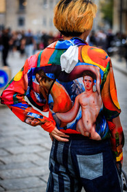 back details, close up detail, printed shirt, multicolor shirt, red shirt, orange shirt, face printed shirt, striped jeans, dark blue jeans, street style, jonathan paciullo, FW, frenchystyle, fashion week, MFW, MILAN, SPRING SUMMER 2021, SS 21, vertical, detail