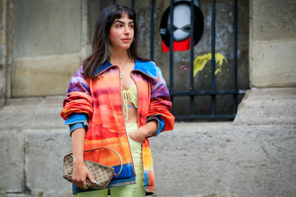 monogrammed bag, vintage bag, beige bag, logo printed bag, gucci bag, zipped jacket, rainbow jacket, multicolor jacket, denim, denim jacket, red jacket, orange jacket, purple jacket, barbara malewicz, fashion week, frenchystyle, FW, jonathan paciullo, street style, PFW, PARIS, SPRING SUMMER 2022, SS 22, horizontal, atmosphere details, detail