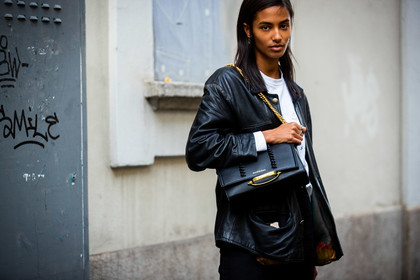 black leather bag, black leather jacket, black jeans, white t-shirt, alexander mcqueen bag, shoulder bag, vintage jacket, street style, jonathan paciullo, FW, frenchystyle, fashion week, MFW, MILAN, SPRING SUMMER 2021, SS 21, horizontal, atmosphere details, detail, model