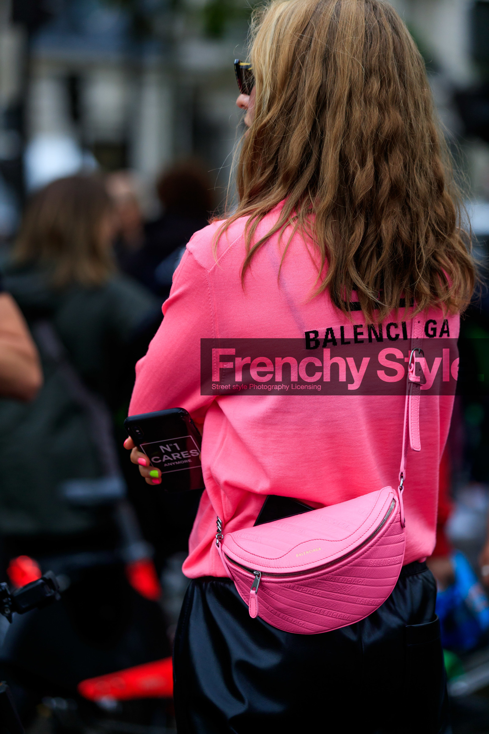 jessica minkoff, pink pullover, pink leather bag, balenciaga bag, balenciaga pullover, back details, crossbody bag, monogrammed bag, belt bag, PARIS, PFW, SPRING SUMMER 2020, SS 20, fashion week, frenchystyle, FW, jonathan paciullo, street style, vertical, atmosphere details, detail