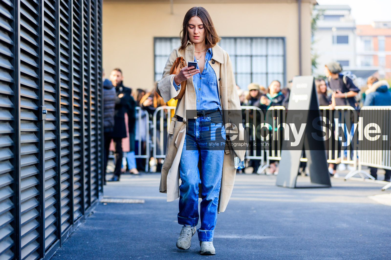 atmosphere details, AUTUMN WINTER 2017-2018, AW 17-18, beige coat, blue denim, blue shirt, denim pants, FALL WINTER 2017-2018, fashion week, frenchystyle, full length, FW, FW 17-18, grey sneakers, horizontal, jeans, jonathan paciullo, leather shoes, MFW, MILAN, street style, trousers