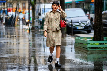 maria bernad, light beige jacket, light beige skirt, tweed jacket, tweed skirt, red leather bag, silvered chain strap bag, shoulder bag, golden earrings, round shape earrings, light yellow jacket, light yellow skirt, white socks, black polish loafers, fashion week, frenchystyle, FW, jonathan paciullo, street style, PFW, PARIS, horizontal, atmosphere details, full length