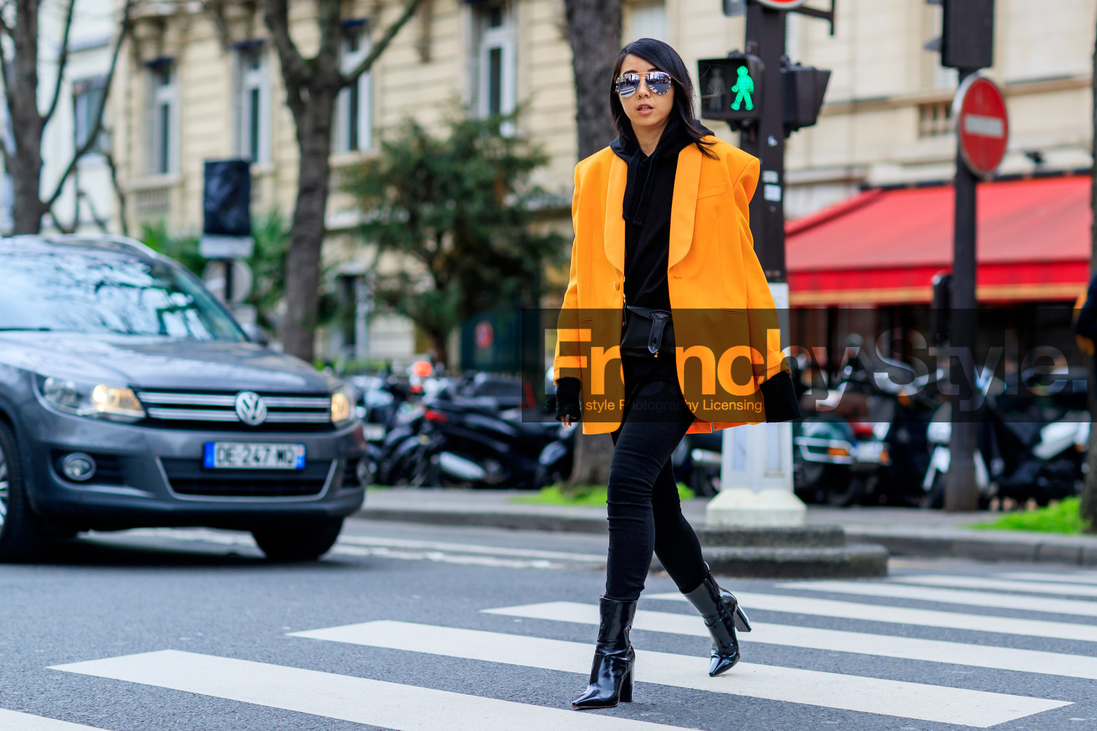 atmosphere details, AUTUMN WINTER 2017-2018, AW 17-18, black bag, black pants, black shoes, black sweater, blazer, FALL WINTER 2017-2018, fashion week, frenchystyle, full length, FW, FW 17-18, high heels, horizontal, jonathan paciullo, leather shoes, orange jacket, oversize, PARIS, PFW, street style, sunglasses, trousers, varnished leather shoes, yellow jacket