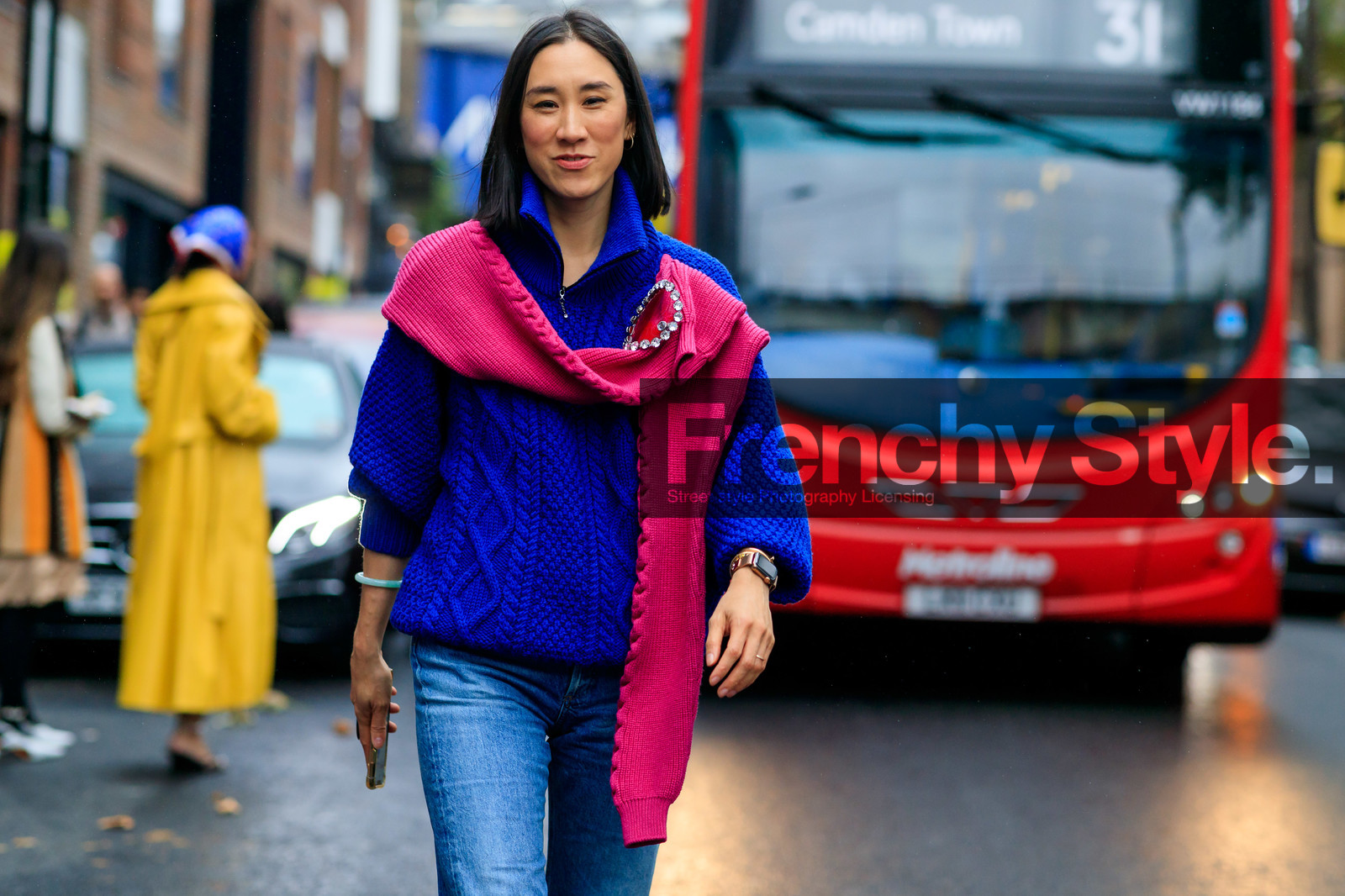 eva chen, blue pullover, zipped pullover, pink pullover, strassed pin, iwatch, fashion week, frenchystyle, FW, jonathan paciullo, street style, atmosphere details, horizontal, detail