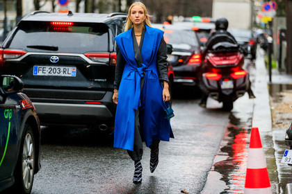leonie hanne, blue jacket, long jacket, grey jacket, grey pants, sleeveless jacket, belted jacket, golden earrings, dangling earrings, golden necklace, big chain necklace, balenciaga earrings, balenciaga jacket, balenciaga boots, black leather boots, logo printed boots, low boots, striped boots, monogrammed boots, high heels boots, socks boots, fashion week, frenchystyle, FW, jonathan paciullo, street style, PFW, PARIS, horizontal, atmosphere details, full length