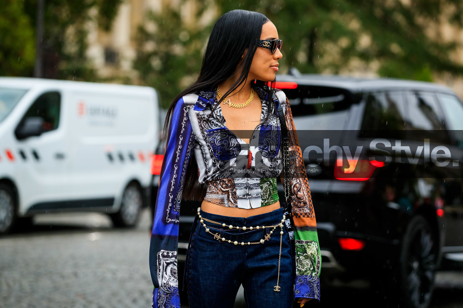 aleali may, chanel bag, chanel belt, chanel sunglasses, jean paul gaultier shirt, multicolor shirt, cachemrere printed shirt, zipped shirt, low necked shirt, blue jeans, laced jeans, chain belt, golden chain belt, pearl belt, 90's look, PARIS, PFW, SPRING SUMMER 2020, SS 20, fashion week, frenchystyle, FW, jonathan paciullo, street style, horizontal, atmosphere details, detail