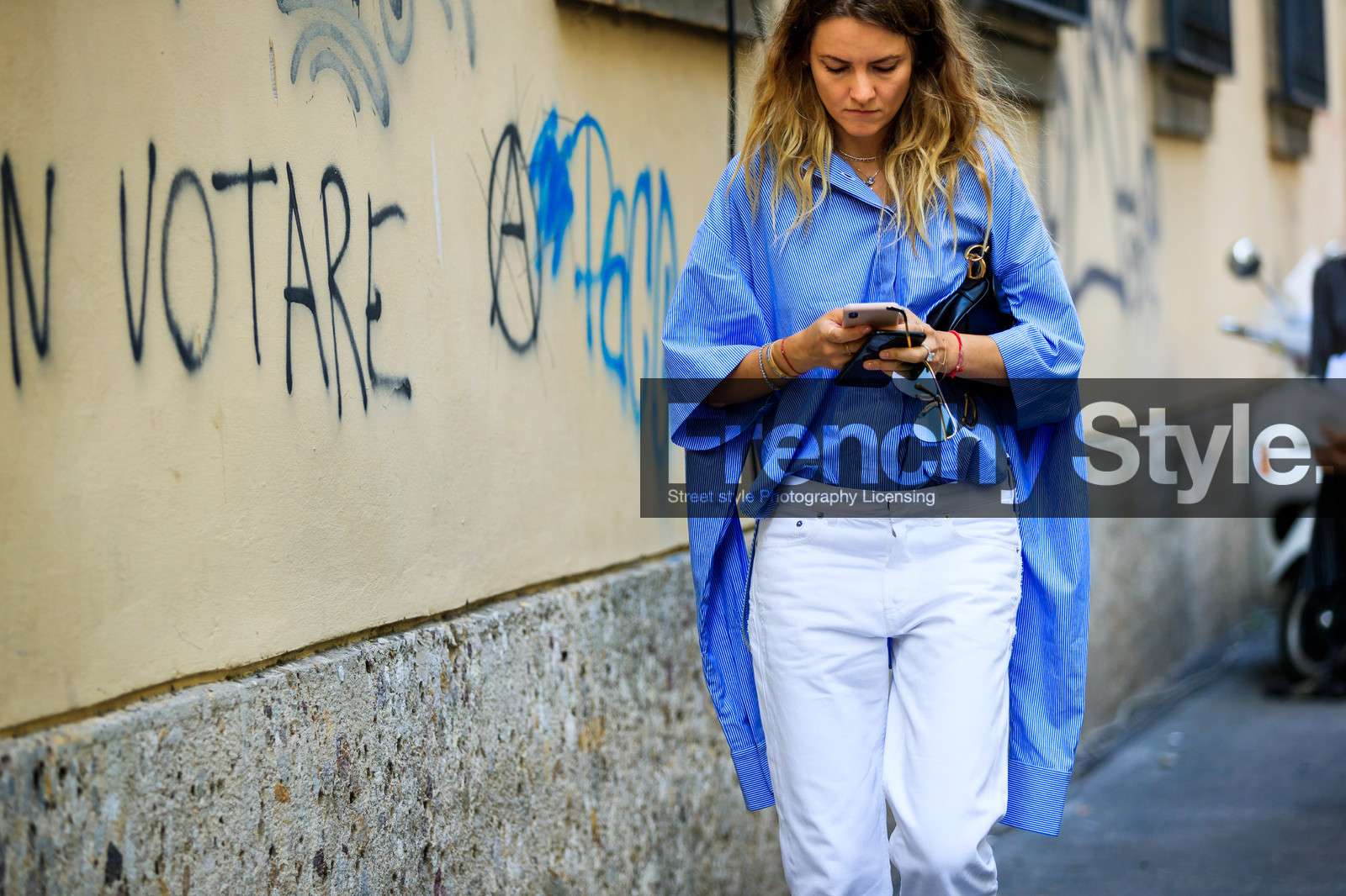 black bag, blue shirt, denim pants, ekatrina mukina, jeans, leather bag, trousers, white denim, street style, jonathan paciullo, FW, frenchystyle, fashion week, MFW, MILAN, SPRING SUMMER 2019, SS 19, atmosphere details, horizontal, detail