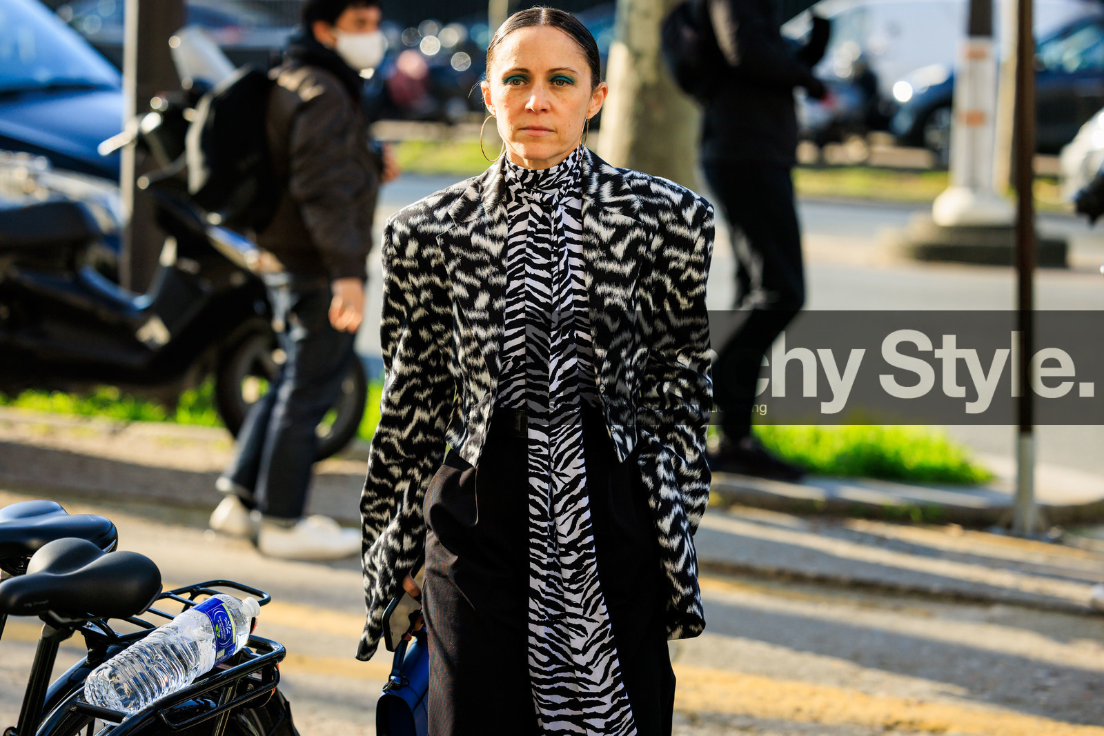 smoky eyes, blue eyes, big loops earrings, printed shirt, zebra scarf, printed scarf, black and white shirt, animal print scarf, black trousers, fashion week, frenchystyle, FW, jonathan paciullo, street style, PARIS, PFW, SPRING SUMMER 2022, SS 22, atmosphere details, detail, horizontal