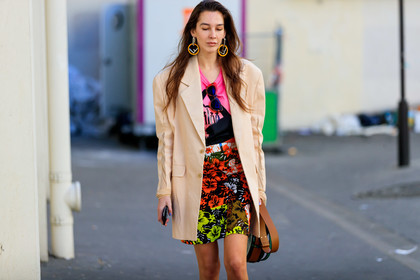 beige jacket, blazer, chloé, earrings, estelle pigault, fendi, floral, flowers, graphic skirt, green bag, leather bag, multicolor skirt, printed skirt, fashion week, frenchystyle, FW, jonathan paciullo, street style, PFW, PARIS, AUTUMN WINTER 2019-2020, AW 19-20, FALL WINTER 2019-2020, FW 19-20, horizontal, atmosphere details, detail