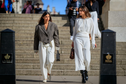 bettina looney, oversize jacket, grey jacket, cropped jacket, oversize sleeves, white pants, carrot pants, oversize pants, white leather shoes, sharp end shoes, grey leather bag, polish bag, mini bag, hand bag, white total look, white blouse, silk blouse, white skirt, mid long skirt, long sleeves blouse, burgundy leather bag, animal skin bag, round shape bag, black leather boots, high boots, fashion week, frenchystyle, FW, jonathan paciullo, street style, atmosphere details, horizontal, full length