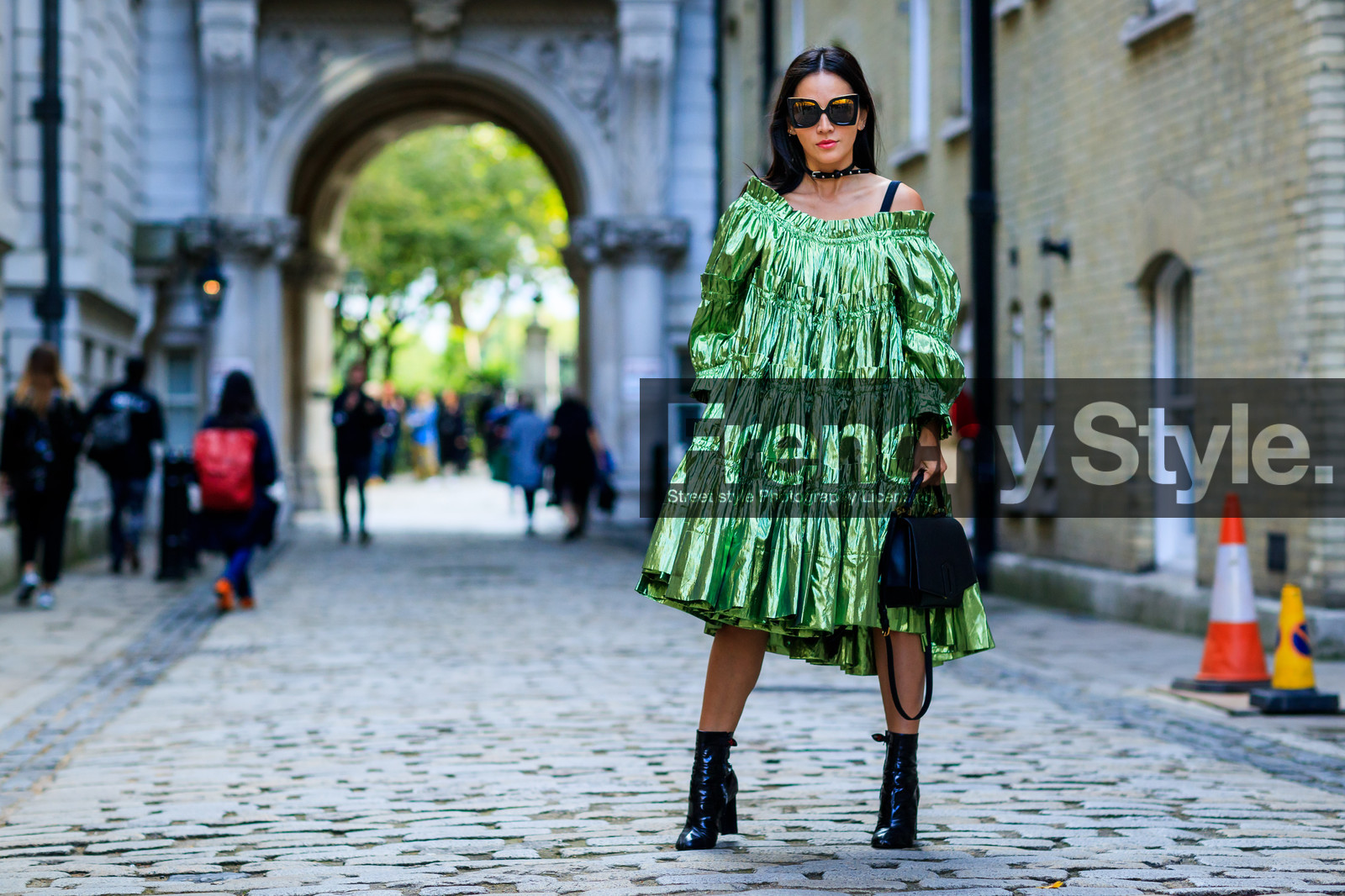 atmosphere details, black bag, black shoes, fashion week, frenchystyle, full length, FW, green dress, high heels, horizontal, jonathan paciullo, leather bag, leather shoes, LFW, LONDON, metallic dress, ruffles, shiny dress, SPRING SUMMER 2018, SS 18, street style, tina leung