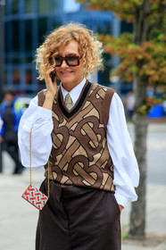 burberry bag, burberry total look, burberry pullover, burberry tie, monogrammed bag, monogrammed tie, monogrammed pullover, beige tie, beige pullover, brown pullover, white shirt, sleeveless pullover, man style look, brown scale sunglasses, square shape glasses, mini bag, chain strap bag, red leather bag, fashion week, frenchystyle, FW, jonathan paciullo, street style, vertical, detail, atmosphere details