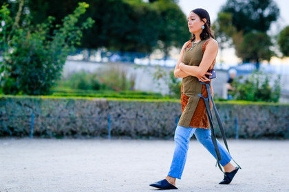 atmosphere details, babouche, blue denim, brown top, fashion week, frenchystyle, full length, FW, green top, horizontal, jeans, jonathan paciullo, leather shoes, PARIS, PFW, rachael wang, SPRING SUMMER 2017, SS 17, street style, trousers