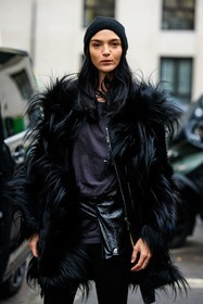 black beanie, furry coat, black coat, black look, dark grey tshirt, black jacket, black leggings, fashion week, frenchystyle, FW, jonathan paciullo, street style, PFW, PARIS, menswear, AUTUMN WINTER 2022-2023, FALL WINTER 2022-2023, FW 22-23, atmosphere details, detail, vertical
