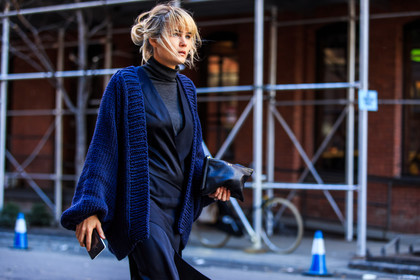 atmosphere details, AUTUMN WINTER 2016-2017, AW 16-17, black clutch, blue cardigan, blue dress, brooke testoni, detail, fashion week, frenchystyle, FW, FW 16-17, grey sweater, hermès, horizontal, jonathan paciullo, leather clutch, long dress, long skirt, navy skirt, navy sweater, NEW YORK, NYFW, silk dress, street style, turtleneck sweater, woman