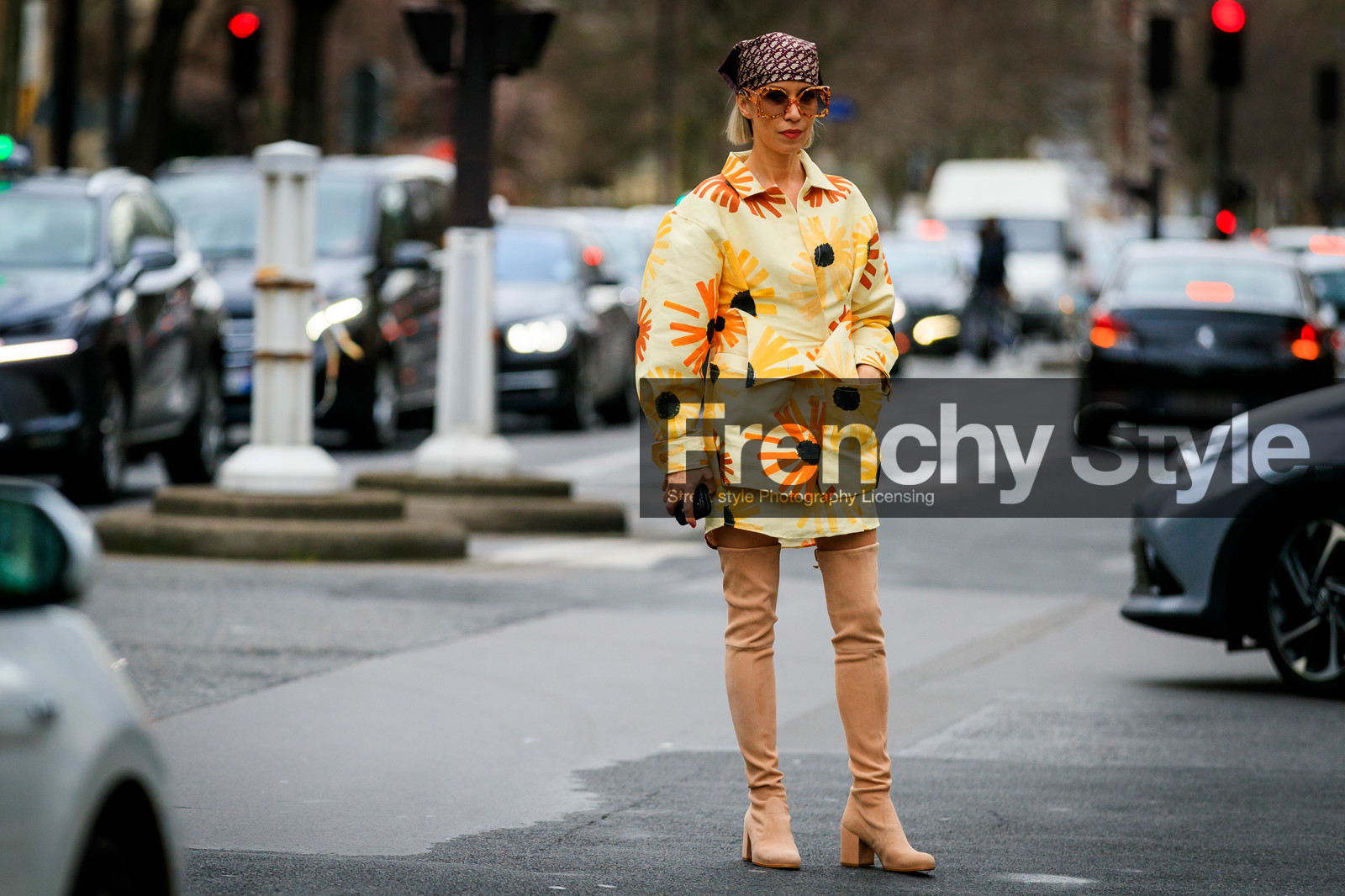 yellow jacket, floral printed jacket, jacket dress, yellow dress, floral printed dress, long sleeves dress, mini dress, hair scarf, burgundy scarf, monogrammed scarf, dior scarf, light beige suede boots, tight boots, high boots, scale sunglasses, big sunglasses, square shape glasses, fashion week, frenchystyle, FW, jonathan paciullo, street style, PFW, PARIS, horizontal, atmosphere details, full length
