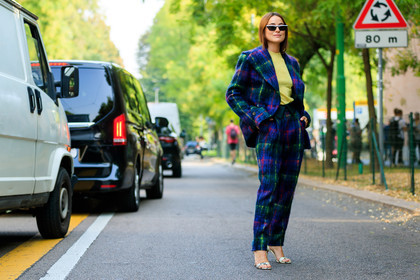 blazer, blue jacket, blue pants, blue suit, checked, checked suit, graphic jacket, graphic pants, graphic suit, high heels, leather shoes, lena lademann, plaid, printed jacket, printed pants, printed suit, sunglasses, trousers, yellow sweater, street style, jonathan paciullo, FW, frenchystyle, fashion week, MFW, MILAN, SPRING SUMMER 2019, SS 19, atmosphere details, horizontal, full length