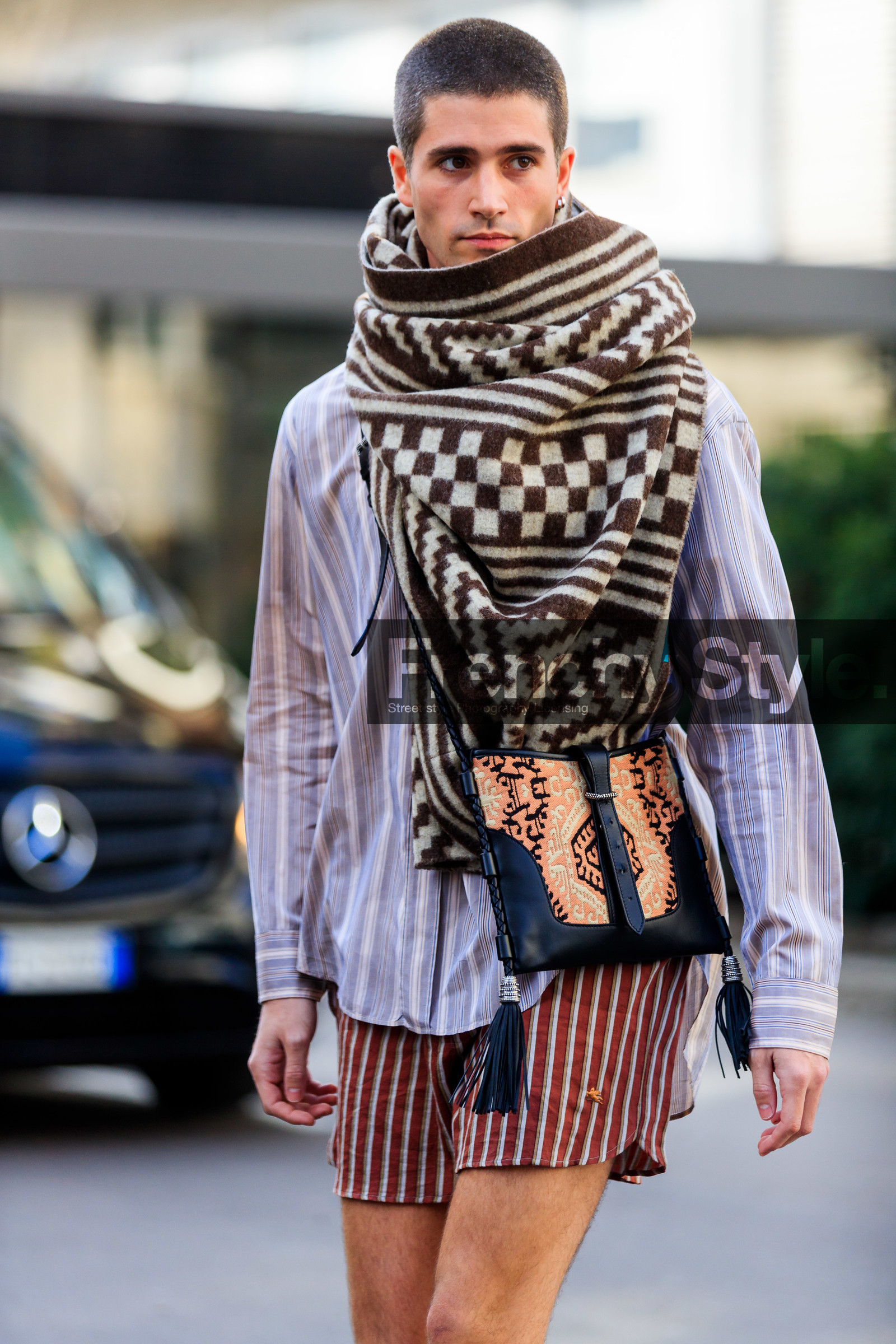 marc forne, etro shirt, etro shorts, etro bag, etro look, striped shirt, striped shorts, lilac shirt, burgundy shorts, ethnic bag, embroidered bag, black leather bag, crossbody bag, striped scarf, woolen scarf, brown scarf, white scarf, checked scarf, fashion week, frenchystyle, FW, jonathan paciullo, street style, MFW, MILAN, AUTUMN WINTER 2020-2021, FALL WINTER 2020-2021, FW 20-21, vertical, atmosphere details, detail