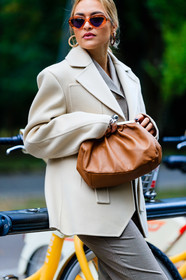 light beige jacket, camel leather clutch, orange sunglasses, butterfly sunglasses, scale earrings, hoop earrings, street style, jonathan paciullo, FW, frenchystyle, fashion week, MFW, MILAN, SPRING SUMMER 2021, SS 21, vertical, detail