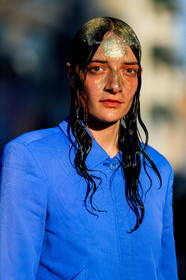 model, strassed make up, make up, make up details, glitter face, glitter hair, blue jacket, orange eyeshadow, fashion week, frenchystyle, FW, jonathan paciullo, street style, MFW, MILAN, AUTUMN WINTER 2020-2021, FALL WINTER 2020-2021, FW 20-21, vertical, atmosphere details, detail, portrait