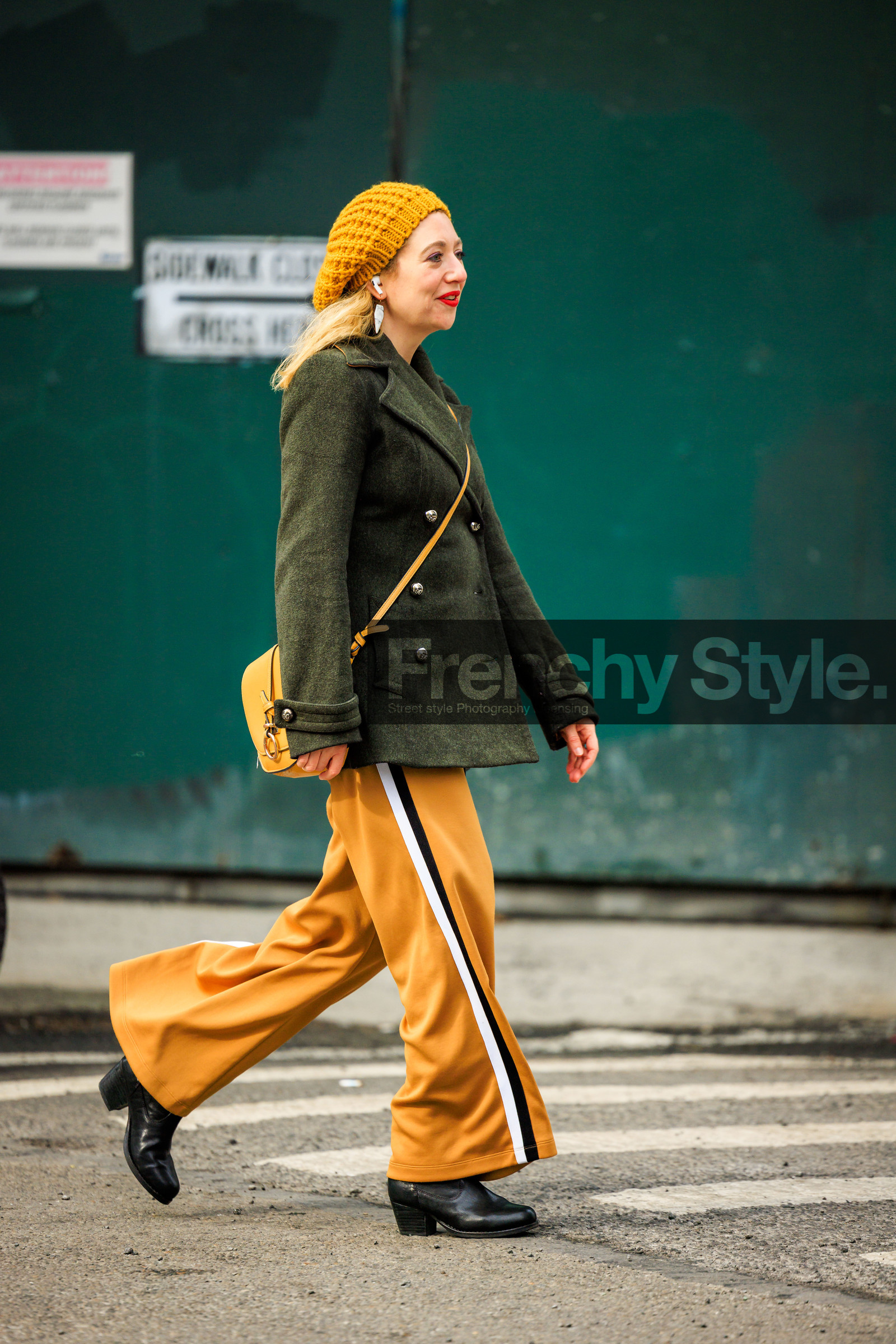 knitted beanie, yellow beanie, green shirt, buttoned jacket, dark green jacket, yellow striped pants, black bottines, black leather boots, crossbody bag, yellow crossbody bag, red lips, pendant earrings, street style, jonathan paciullo, FW, frenchystyle, fashion week, NYFW, NEW YORK, AUTUMN WINTER 2022-2023, FALL WINTER 2022_2023, FW 22-23, vertical, full length