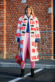 AUTUMN WINTER 2017-2018, AW 17-18, black shoes, blue shirt, FALL WINTER 2017-2018, fashion week, floral, flower, frenchystyle, full length, Fur coat, FW, FW 17-18, gucci, jonathan paciullo, leather bag, leather shoes, MFW, MILAN, pink pants, printed bag, printed coat, red bag, street style, trousers, veronika heilbrunner, vertical, white coat, white fur