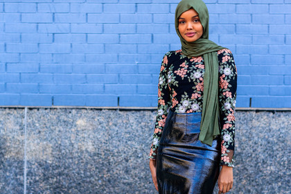 black skirt, floral, flowers, green scarf, hijab, leather skirt, printed top, street style, jonathan paciullo, FW, frenchystyle, fashion week, NYFW, NEW YORK, AUTUMN WINTER 2018-2019, AW 18-19, FALL WINTER 2018-2019, FW 18-19, atmosphere details, horizontal, detail, model, halima aden
