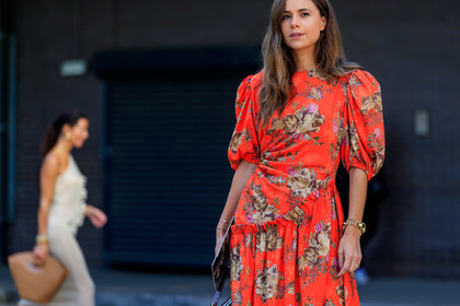 florrie thomas, red dress, floral printed dress, drape dress, mid long sleeves dress, mid long dress, balloon sleeves, ruffle dress, high boots, animal skin boots, high heels boots, hand bag, animal skin bag, brown leather bag, round bag, big chain bracelet, golden bracelet, fashion week, frenchystyle, FW, jonathan paciullo, street style, atmosphere details, horizontal, detail