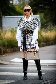 justyna czerniak, checked jacket, tweed jacket, sleeveless jacket, oversize jacket, oversize shirt, dress shirt, jacket dress, belted jacket, black leather belt, black leather boots, black polish boots, high boots, big belt, golden buckle belt, bottega veneta belt, big sunglasses, black sunglasses, square shape glasses, white shirt, beige leather bag, hand bag, hermes bag, kelly hermes bag, beige jacket, yellow jacket, fashion week, frenchystyle, FW, jonathan paciullo, street style, PFW, PARIS, SPRING SUMMER 2021, SS 21, vertical, full length