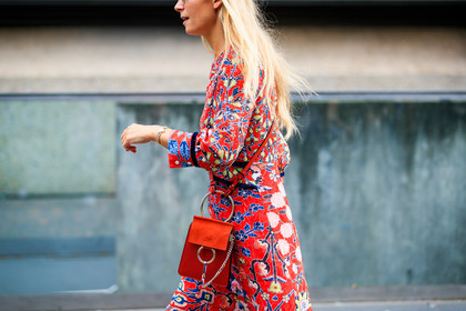 chloé, floral, flowers, graphic dress, leather bag, printed dress, red bag, red dress, fashion week, frenchystyle, FW, jonathan paciullo, street style, LFW, LONDON, SPRING SUMMER 2019, SS 19, atmosphere details, horizontal, detail