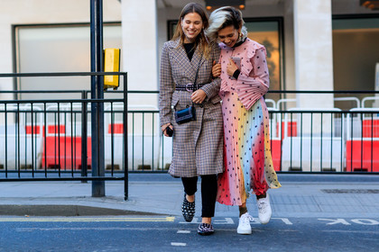 atmosphere details, AUTUMN WINTER 2017-2018, AW 17-18, beige coat, belted coat, black bag, black belt, black denim, black shoes, checked coat, denim pants, dyed hair, earrings, FALL WINTER 2017-2018, fashion week, frenchystyle, full length, FW, FW 17-18, gucci, horizontal, houndstooth pattern, houndstooth pett, jonathan paciullo, leather bag, leather belt, leather shoes, leather sneakers, LFW, LONDON, multicolor dress, pink dress, plaid, pleated dress, pleats, prada, printed dress, rainbow, street style, studs, trousers, white sneakers