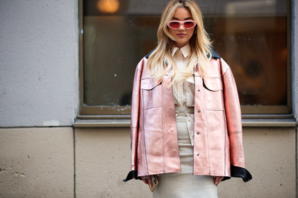 karolina wojcik, light pink coat, light pink jacket, light pink leather coat, light pink leather jacket, silvered coat, silvered jacket, light beige skirt, light beige shirt, pink sunglasses, quilted slippers, black leather, h&m studio jacket, PARIS, PFW, fashion week, frenchystyle, FW, jonathan paciullo, street style, SPRING SUMMER 2021, SS 21, horizontal, atmosphere details, detail