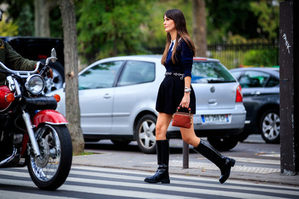 leia sfez, navy blue pullover, black shorts, black leather boots, belted shorts, silvered belt, silvered bracelet, big bracelet, high boots, flat boots, lace collar, lace pullover, camel leather bag, hand bag, chloe bag, big bangle, fashion week, frenchystyle, FW, jonathan paciullo, street style, PFW, PARIS, SPRING SUMMER 2021, SS 21, horizontal, atmosphere details, full length
