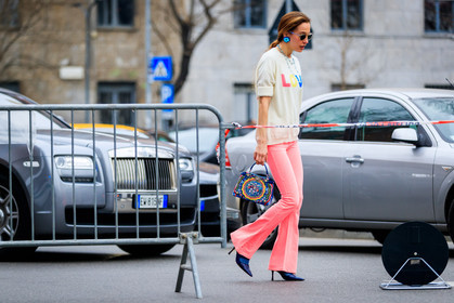 atmosphere details, AUTUMN WINTER 2017-2018, AW 17-18, beige sweater, black shoes, blue bag, blue shoes, earrings, FALL WINTER 2017-2018, fashion week, frenchystyle, full length, FW, FW 17-18, high heels, horizontal, jonathan paciullo, leather bag, leather shoes, message, MFW, MILAN, multicolor bag, necklace, pink pants, printed bag, printed sweater, street style, sunglasses, trousers