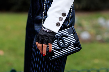 black and white bag, black bag, black gloves, chanel, graphic bag, high waist, leather bag, leather gloves, navy pants, striped bag, striped pants, trousers, white jacket, fashion week, frenchystyle, FW, jonathan paciullo, street style, PFW, PARIS, SPRING SUMMER 2017, SS 17, HAUTE COUTURE, atmosphere details, detail, horizontal