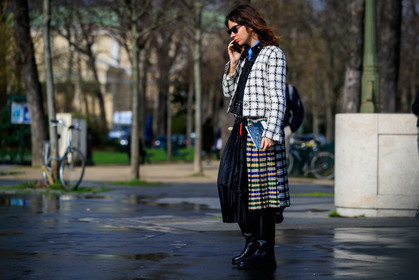 natasha goldenberg, white jacket, tweed jacket, black jacket, black skirt, black leather belt, black leather boots, black polo shirt, blue polo shirt, black sunglasses, celine sunglasses, chopova lowena skirt, chopova lowena belt, pleated skirt, asymetrical skirt, checked skirt, belted skirt, green skirt, blue skirt, yellow skirt, mid long skirt, chanel jacket, flat boots, high boots, fashion week, frenchystyle, FW, jonathan paciullo, street style, PFW, PARIS, horizontal, atmosphere details, full length