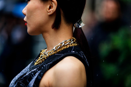 mademoiselle yulia, golden necklace, big chain necklace, multi necklace, golden hair clip, necklace details, close up detail, hair details, hair clip, fashion week, frenchystyle, FW, jonathan paciullo, street style, PFW, PARIS, horizontal, atmosphere details, detail