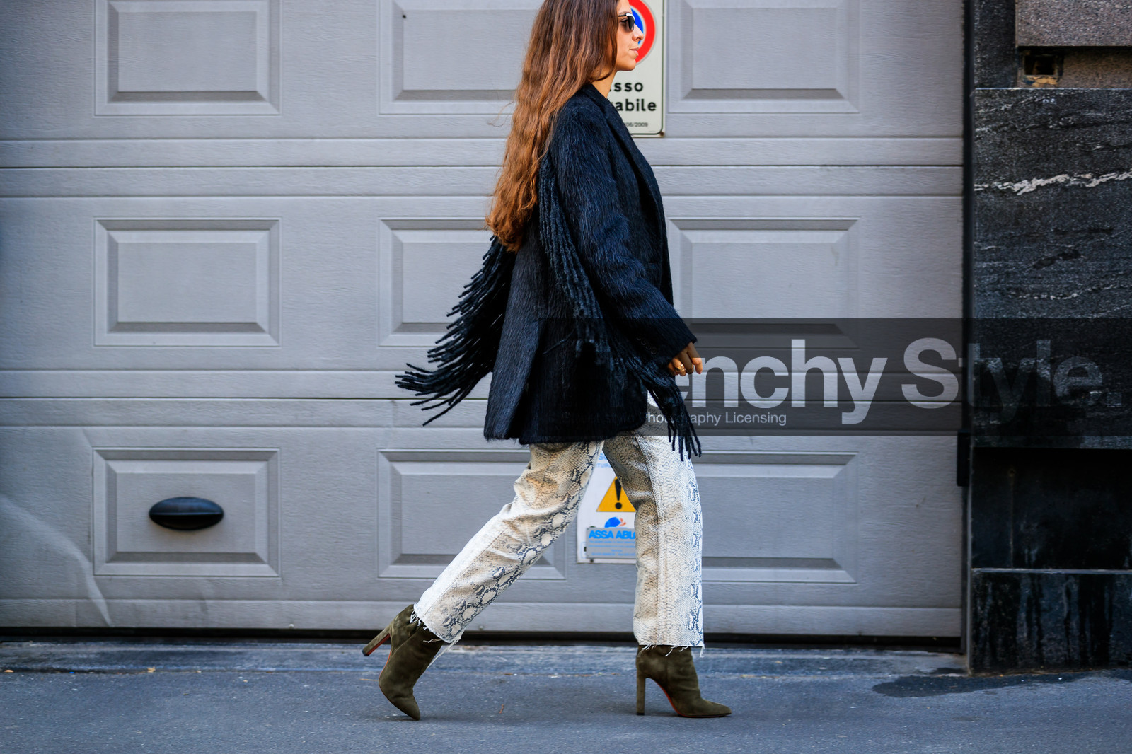 animal print, beige pants, black jacket, erika boldrin, fringes, graphic pants, green boots, high heels, leather shoes, printed pants, snake print, sunglasses, trousers, street style, jonathan paciullo, FW, frenchystyle, fashion week, MFW, MILAN, SPRING SUMMER 2019, SS 19, atmosphere details, horizontal, detail