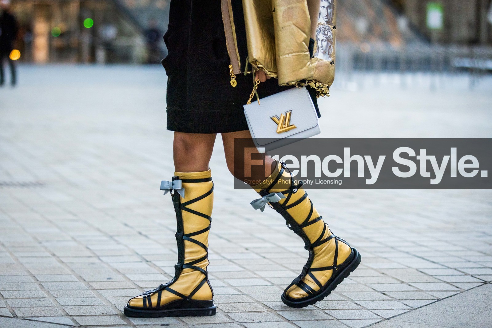 bag, boots, coat, gold boots, gold coat, high boots, louis vuitton bag, louis vuitton look, print, printed coat, Sharon Alexie, white bag, fashion week, frenchystyle, FW, jonathan paciullo, street style, PFW, PARIS, SPRING SUMMER 2022, SS 22, horizontal, atmosphere details