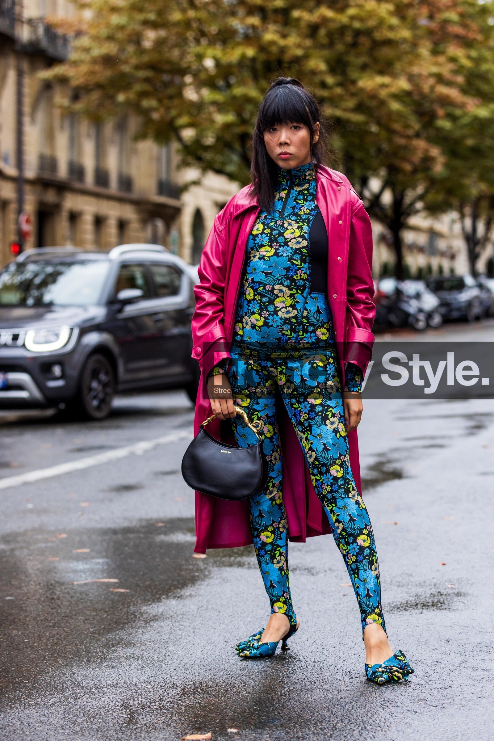 bag, black bag, blue jumpsuit, blue legging, blue sandals, blue top, coat, floral print, flower, jumpsuit, lanvin bag, leather bag, leather coat, legging, pink coat, print, printed jumpsuit, printed legging, printed sandals, printed top, sandals, Susie Lau, top, fashion week, frenchystyle, FW, jonathan paciullo, street style, PFW, PARIS, SPRING SUMMER 2022, SS 22, vertical, full length