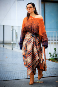 julia comil, orange pullover, orange skirt, tie and dye pullover, navy blue pullover, plaid skirt, checked skirt, asymetrical pullover, oversize pull, oversize pullover, aviator sunglasses, metalic frame sunglasses, yellow sunglasses, pearl earrings, dangling earrings, golden earrings, golden necklace, chain necklace, long skirt, camel leather bag, camel leather boots, chloe earrings, fashion week, frenchystyle, FW, jonathan paciullo, street style, PFW, PARIS, SPRING SUMMER 2021, SS 21, vertical, full length