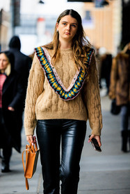 black leather pants, knitted ruffle sweater, fringe beige sweater, knitwear, orange bucket bag, orange mini bag, fringe pattern sweater, fashion week, frenchystyle, FW, jonathan paciullo, street style, NYFW, NEW YORK, AUTUMN WINTER 2022-2023, FALL WINTER 2022_2023, FW 22-23, vertical, atmosphere details
