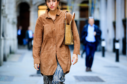 animal print, bettina looney, brown shirt, camel bag, earrings, grey pants, leather bag, necklace, snake print, suede bag, fashion week, frenchystyle, FW, jonathan paciullo, street style, LFW, LONDON, AUTUMN WINTER 2019-2020, AW 19-20, FW 19-20, FALL WINTER 2019-2020, horizontal, atmosphere details, detail