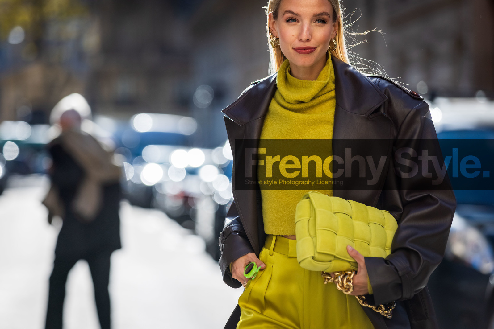 bag, bottega veneta bag, brown coat, chain bag, coat, green bag, green pants, green turtleneck, leather coat, Leonie Hanne, sunglasses, turtleneck, street style, jonathan paciullo, FW, frenchystyle, fashion week, PFW, PARIS, SPRING SUMMER 2022, SS 22, horizontal, atmosphere details